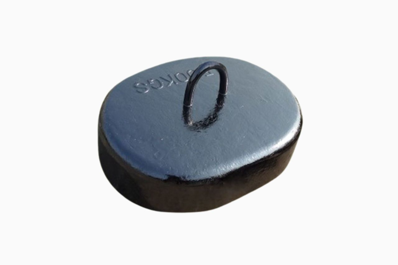 Black rounded weight with a handle on top, labeled "OKOKOS," designed for various strength training exercises.